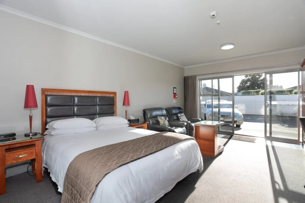 Queen bed and seating in the Traveller Studio